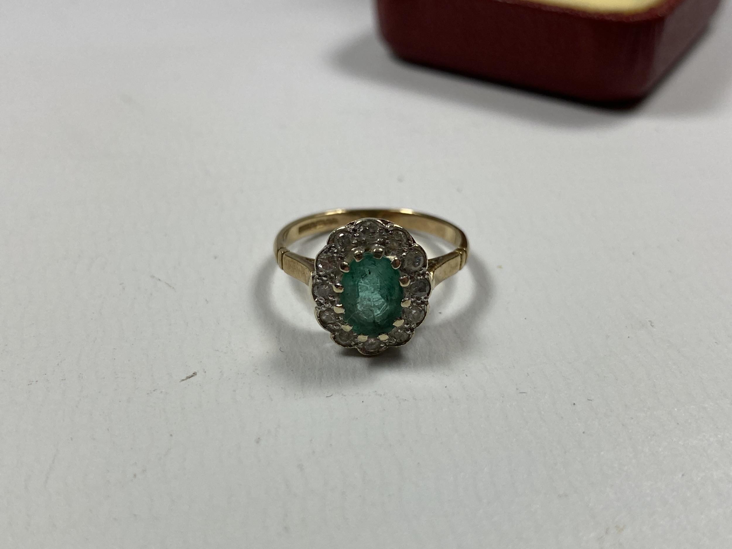 AN EMERALD AND DIAMOND CLUSTER RING WITH 9CT YELLOW GOLD SHANK, WEIGHT 2.31G - Image 2 of 3