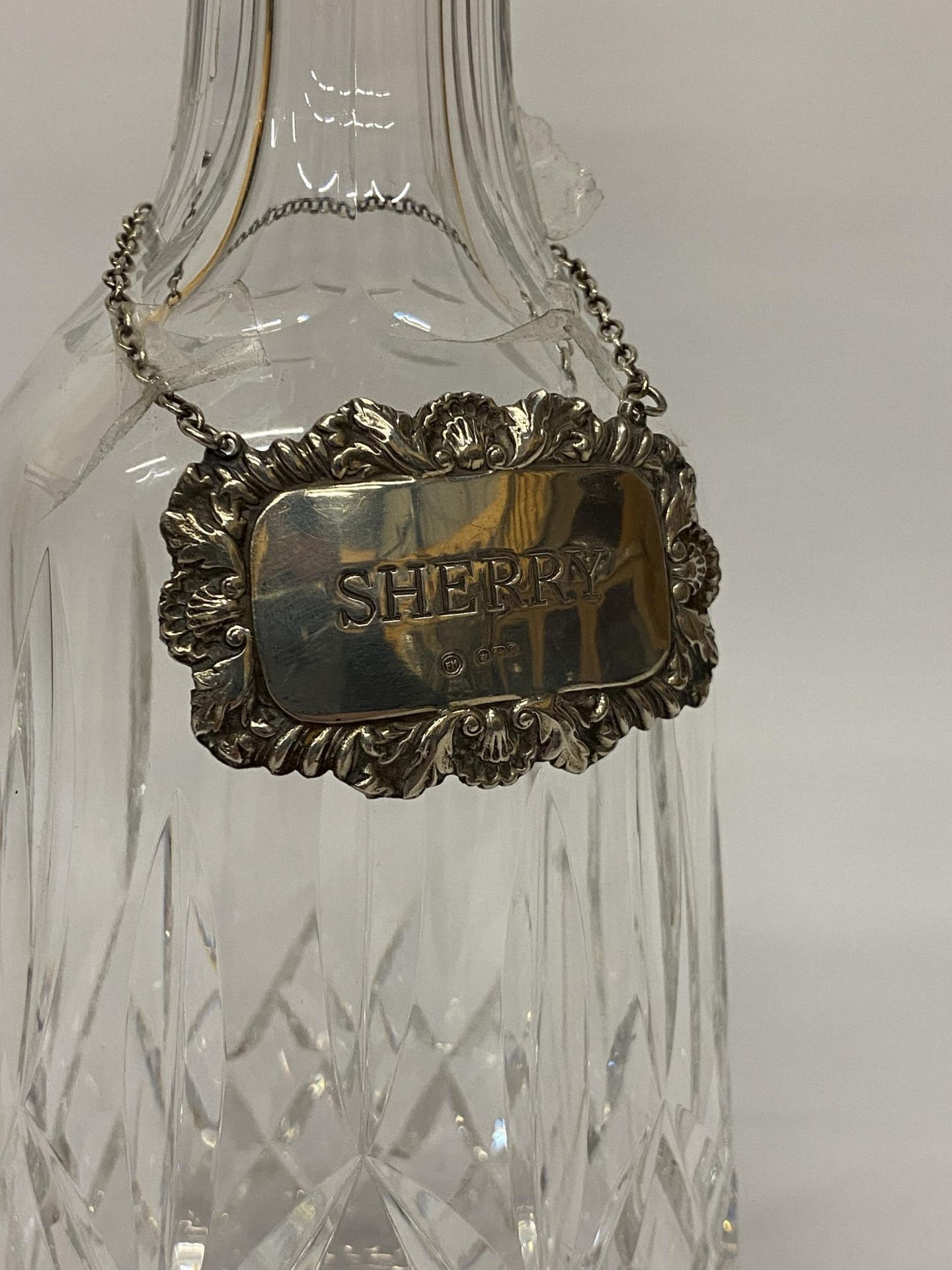 A WATERFORD CUT GLASS CRYSTAL DECANTER & STOPPER WITH HALLMARKED SILVER SHERRY DECANTER LABEL, - Bild 2 aus 3