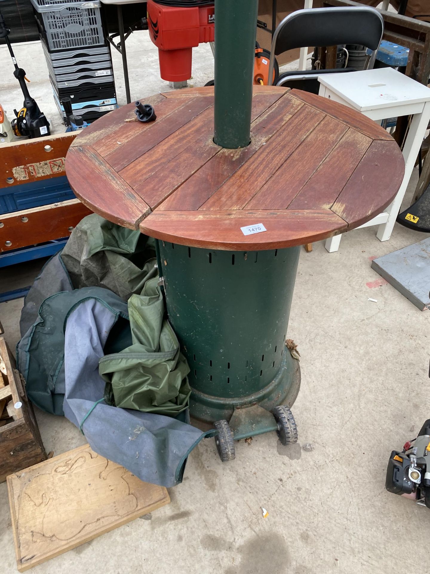 A LARGE GAS PATIO HEATER WITH TEAK EFFECT TABLE SURROUND AND COVER - Image 2 of 5