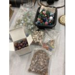 A LARGE QUANTITY OF VINTAGE MARBLES TO INCLUDE DOBBERS, CLAY, GLASS, ETC