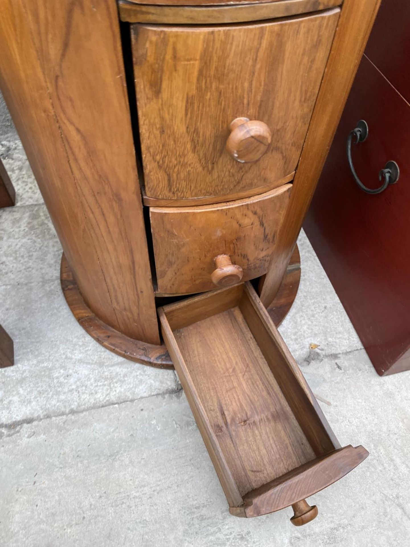 A 17" DIAMETER HARDWOOD CHEST OF THREE DRAWERS - Image 4 of 4