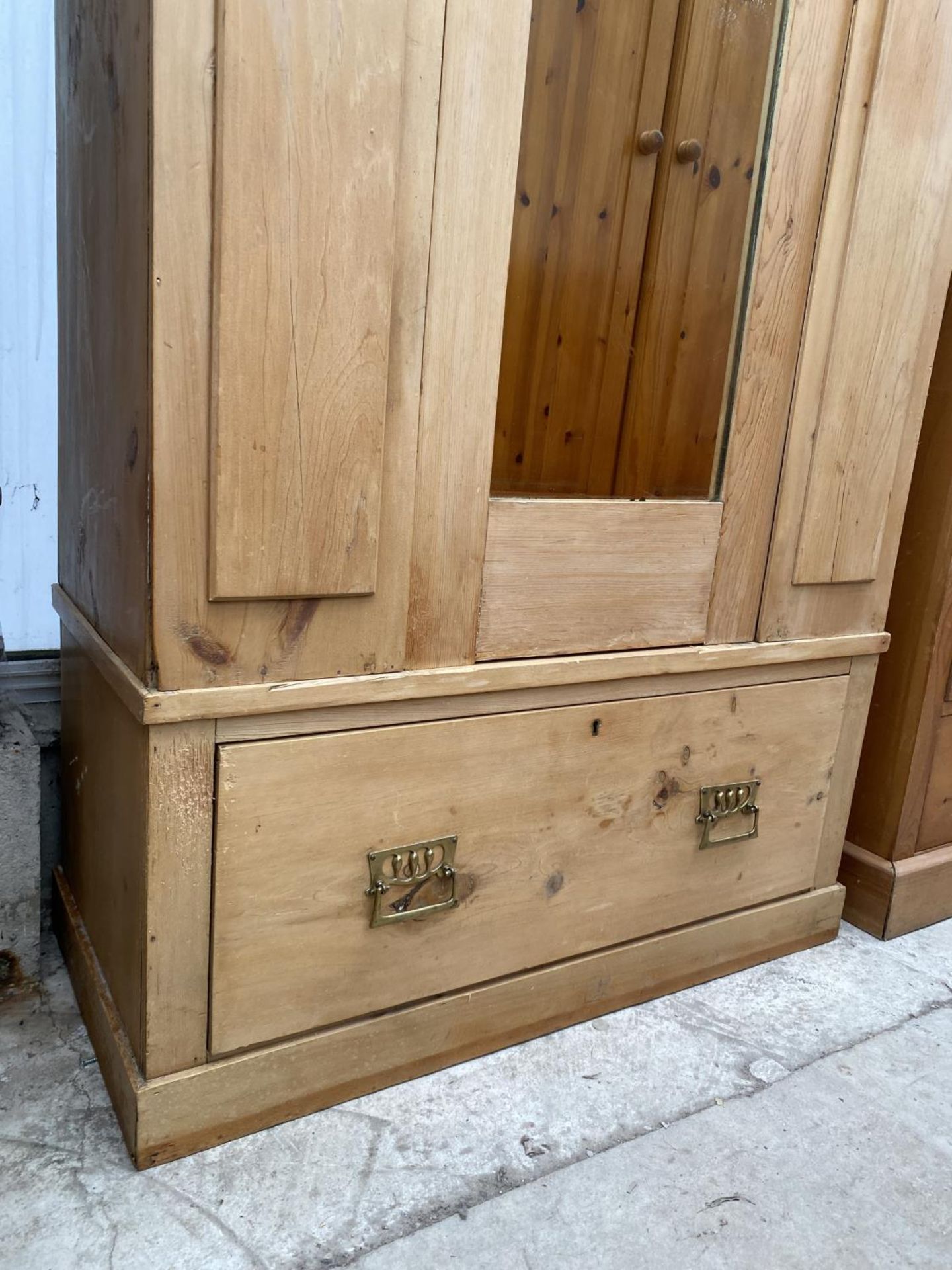 AN EARLY 20TH CENTURY PINE MIRROR-DOOR WARDROBE, 35" WIDE - Image 3 of 4