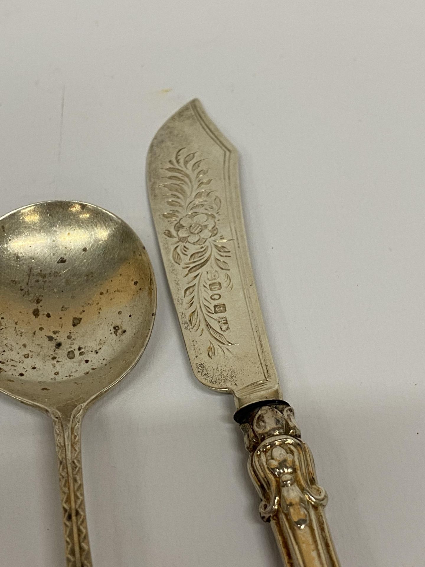 FOUR HALLMARKED SILVER ITEMS - 2 X MATCHING SPOONS, FURTHER SPOON AND FISH KNIFE WITH EPNS HANDLE, - Image 2 of 3