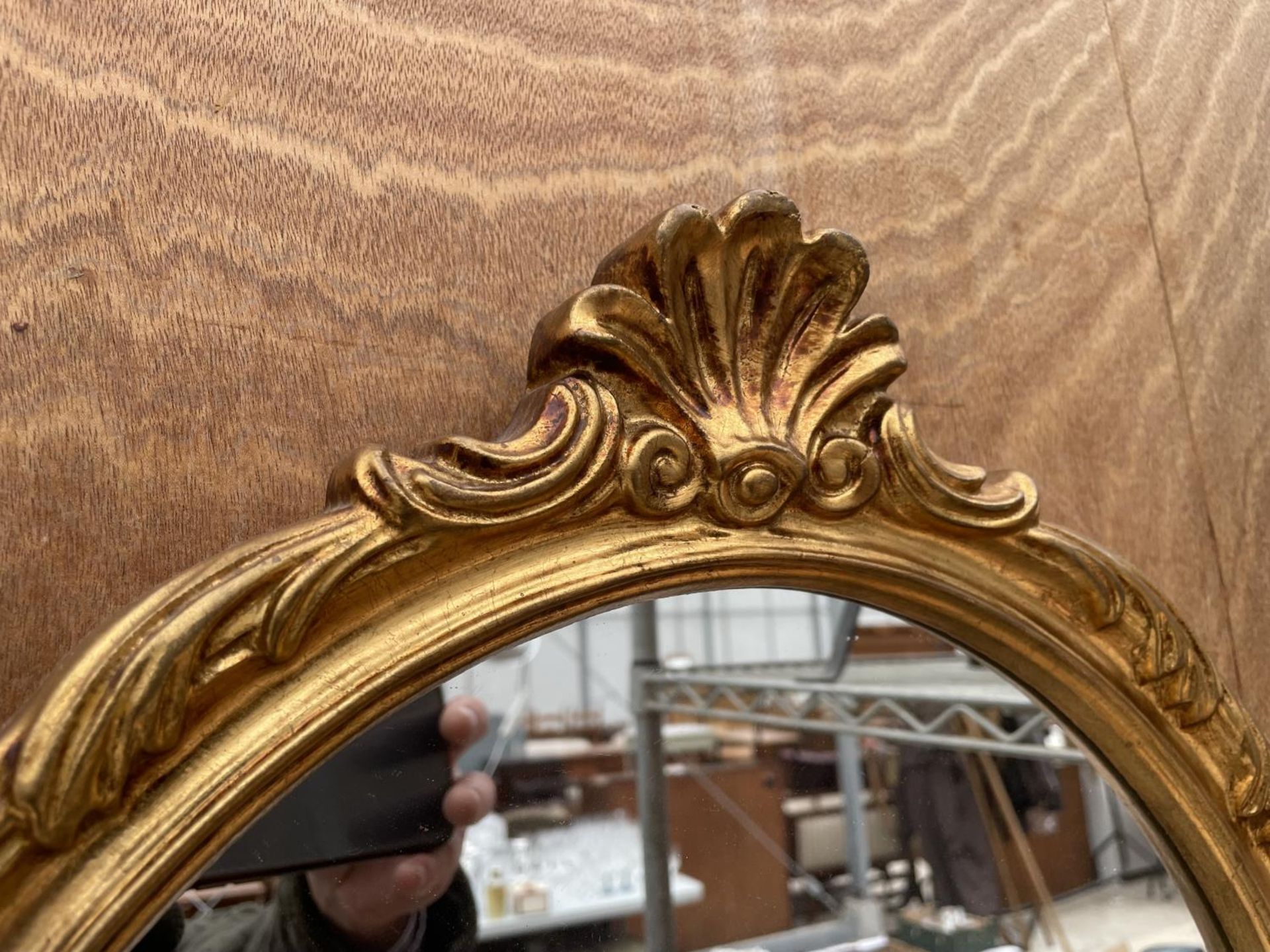 AN OVAL GILT FRAMED WALL MIRROR - Image 2 of 2