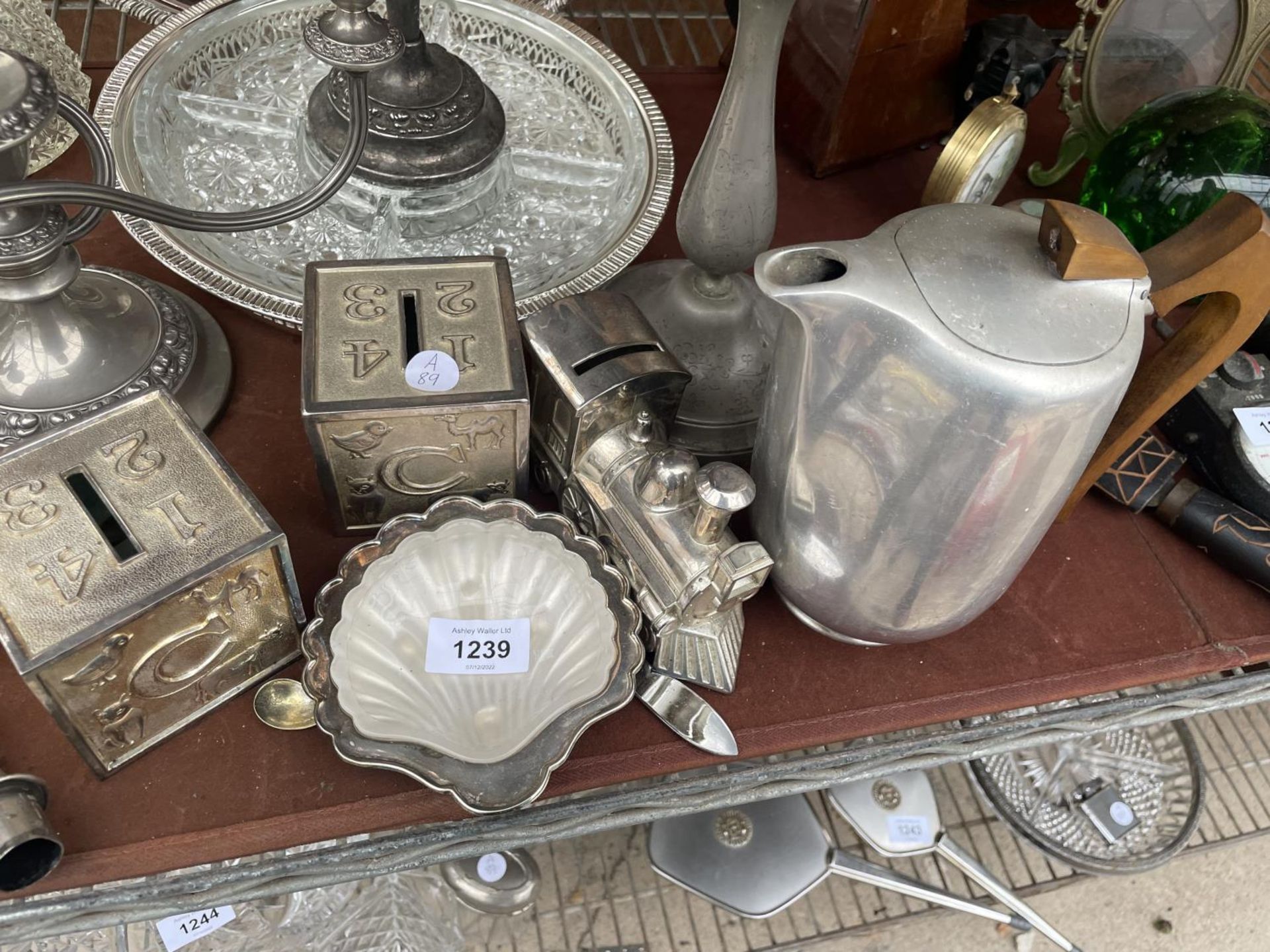 A LARGE ASSORTMENT OF METAL WARE ITEMS TO INCLUDE A PICQUOT WARE TEAPOT, CANDKLE STICKS AND A - Image 4 of 4