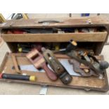 A VINTAGE WOODEN JOINERS CHEST COMPLETE WITH TOOLS TO INCLUDE A SAW AND TWO WOOD PLANES ETC