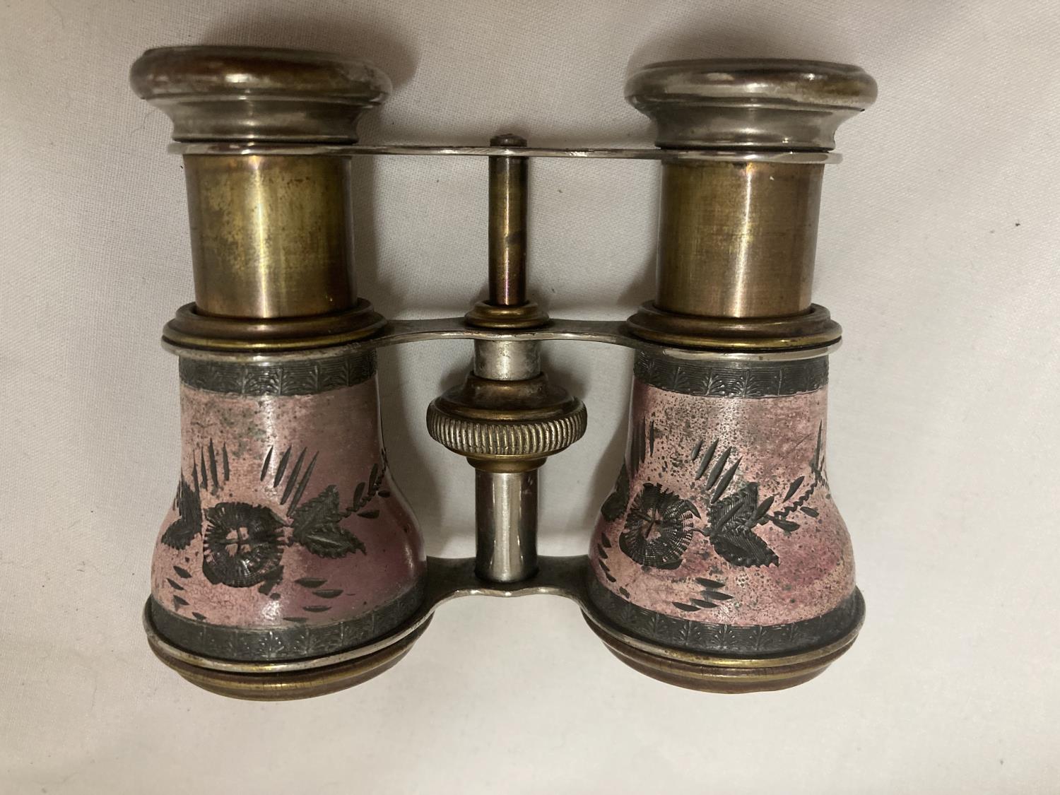 A VINTAGE PAIR OF 'LAMIER' PARIS OPERA GLASSES WITH PINK ENAMELLED DECORATION - Image 3 of 5