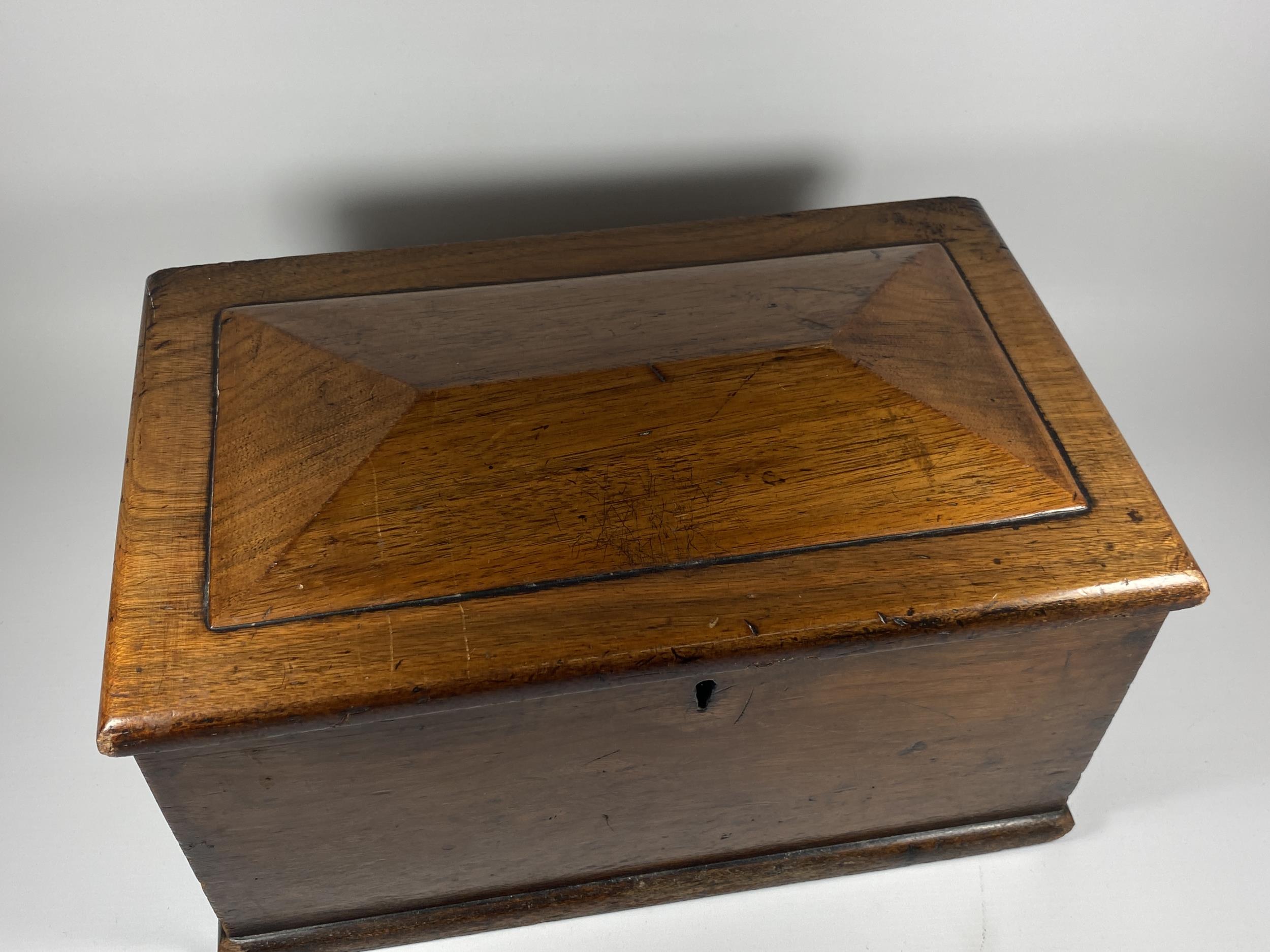 AN EARLY 20TH CENTURY OAK WOODEN STORAGE BOX - Image 2 of 4