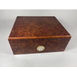 A WALNUT EFFECT WOODEN CIGAR HUMIDOR WITH FRONT HYDROMETER