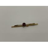 A VINTAGE 9CT YELLOW GOLD STICK BROOCH WITH GARNET SINGLE STONE, WEIGHT 1.82G