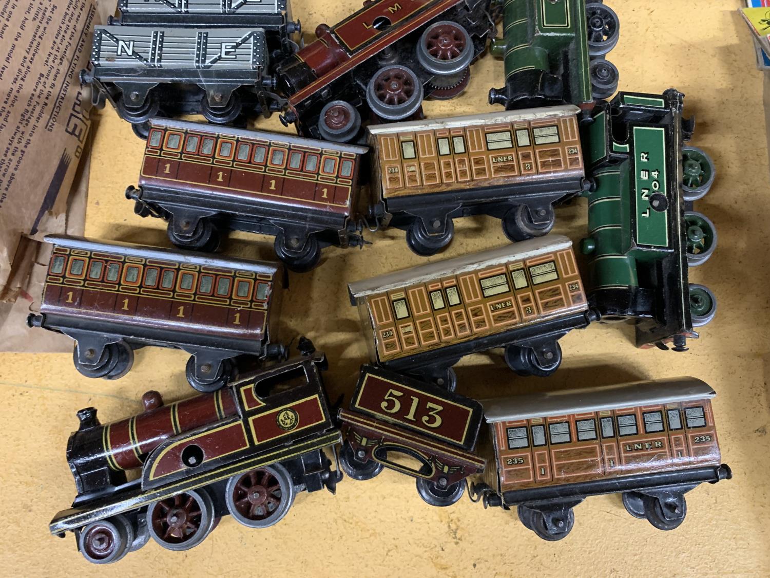 A COLLECTION OF BING TINPLATE TRAINS - THREE LOCOMOTIVES AND CARRIAGES - Image 2 of 3