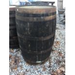 A VINTAGE OAK WHISKY BARREL WITH METAL BANDING (HEIGHT 90 CM)