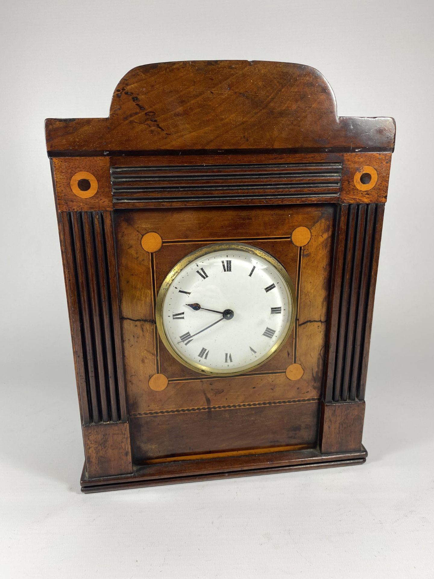 A 19TH CENTURY INLAID MAHOGANY MANTLE CLOCK WITH ROMAN NUMERALS AND ENAMEL DIAL, HEIGHT 28CM