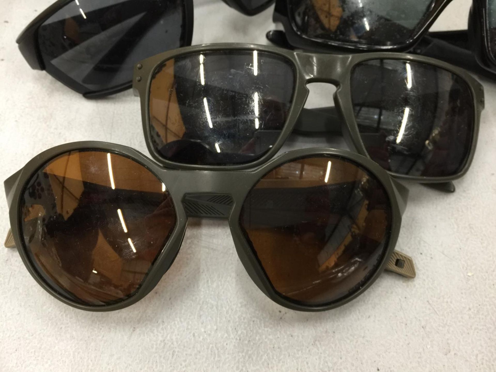 FOUR PAIRS OF VINTAGE SUNGLASSES TO INCLUDE TIMBERLAND, ETC - Bild 2 aus 2