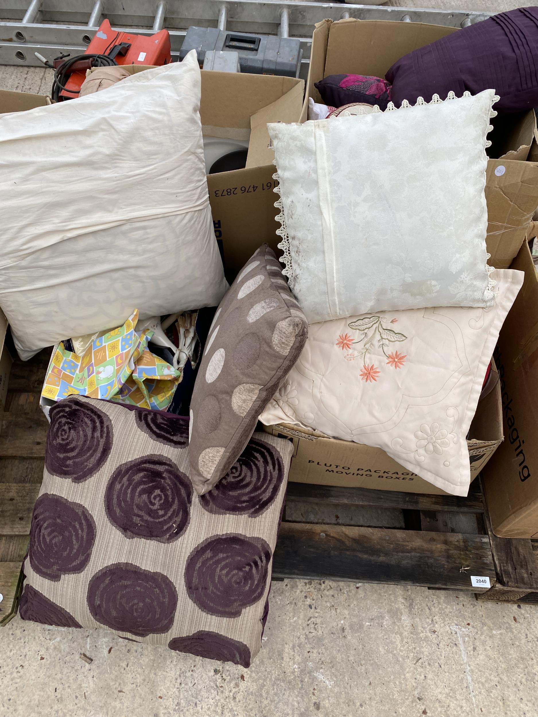AN ASSORTMENT OF HOUSEHOLD CLEARANCE ITEMS TO INCLUDE CUSHIONS AND CERAMICS ETC