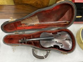 AN EARLY 20TH CENTURY MINIATURE CASED VIOLIN AND BOW, LENGTH 23CM, CASE A/F