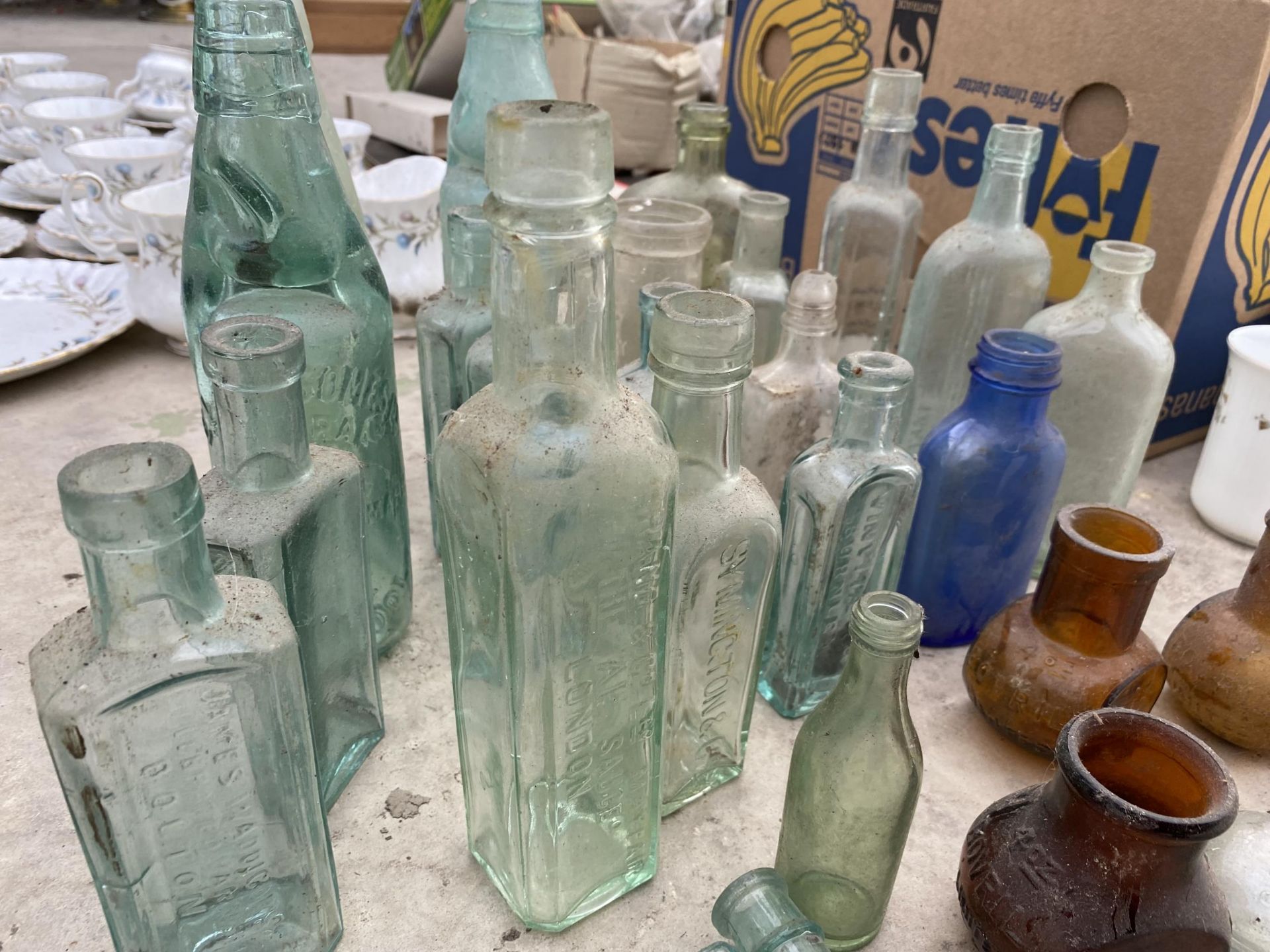 AN ASSORTMENT OF VINTAGE GLASS BOTTLES TO INCLUDE SOME BEARING NAMES - Image 2 of 2