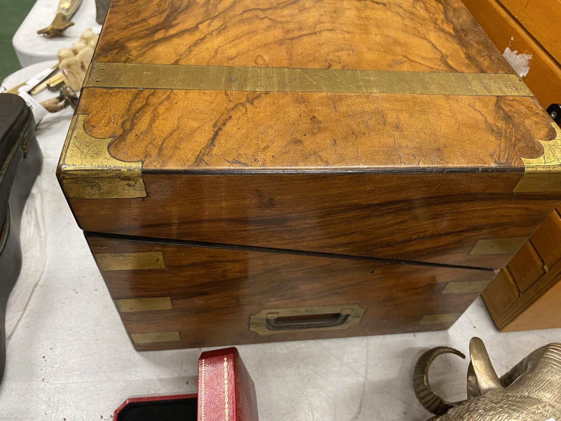 A MAHOGANY AND BRASS CAMPAIGN WRITING SLOPE WITH SECRET SIDE DRAWER, 25 X 25 X 51CM - Image 4 of 4