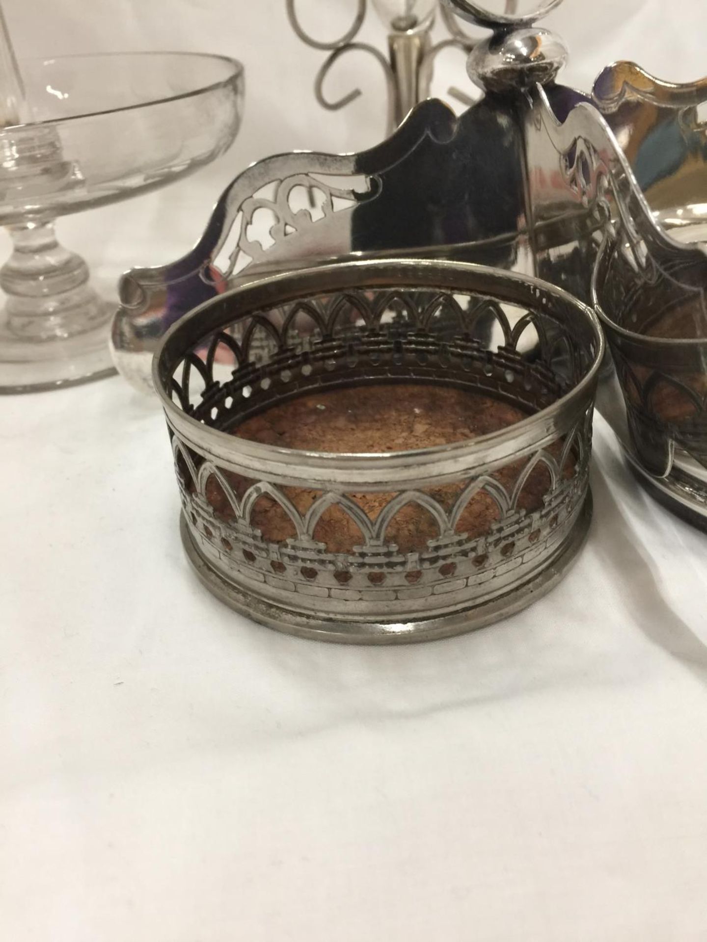 A QUANTITY OF SILVER PLATE AND GLASS ITEMS TO INCLUDE BOTTLE COASTERS, BUD VASE, EPERGNE, ETC - Image 2 of 4