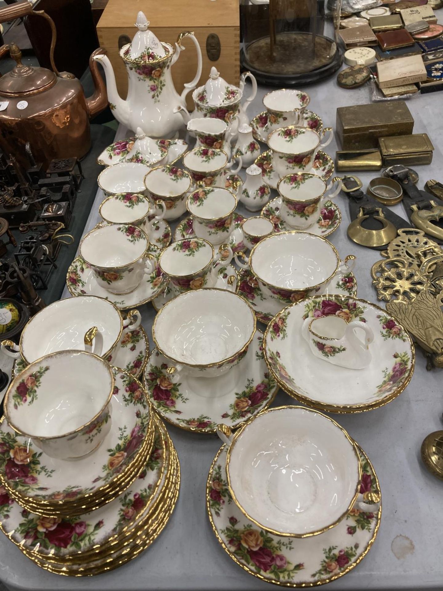 A LARGE QUANTITY OF ROYAL ALBERT 'OLD COUNTRY ROSES' TEAWARE TO INCLUDE A TEAPOT, COFFEE POT,