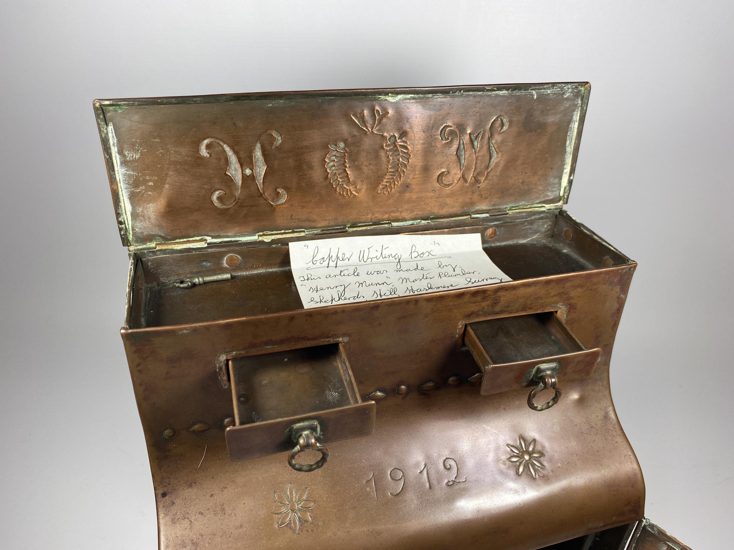 AN ARTS AND CRAFTS 1912 COPPER DESKSTAND WITH LIFT UP TOP SECTION, TWO SMALL DRAWERS AND LOWER DOORS - Image 5 of 7