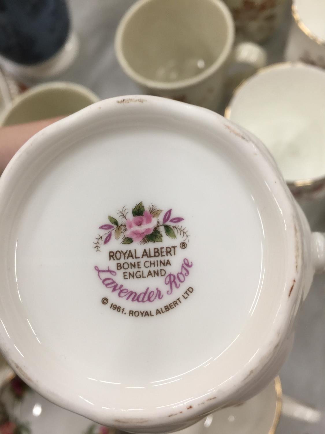 A QUANTITY OF MUGS AND CUPS TO INCLUDE ROYAL ALBERT 'LAVENDER ROSE', 'VAL D'OR', 'OLD COUNTRY - Image 8 of 9