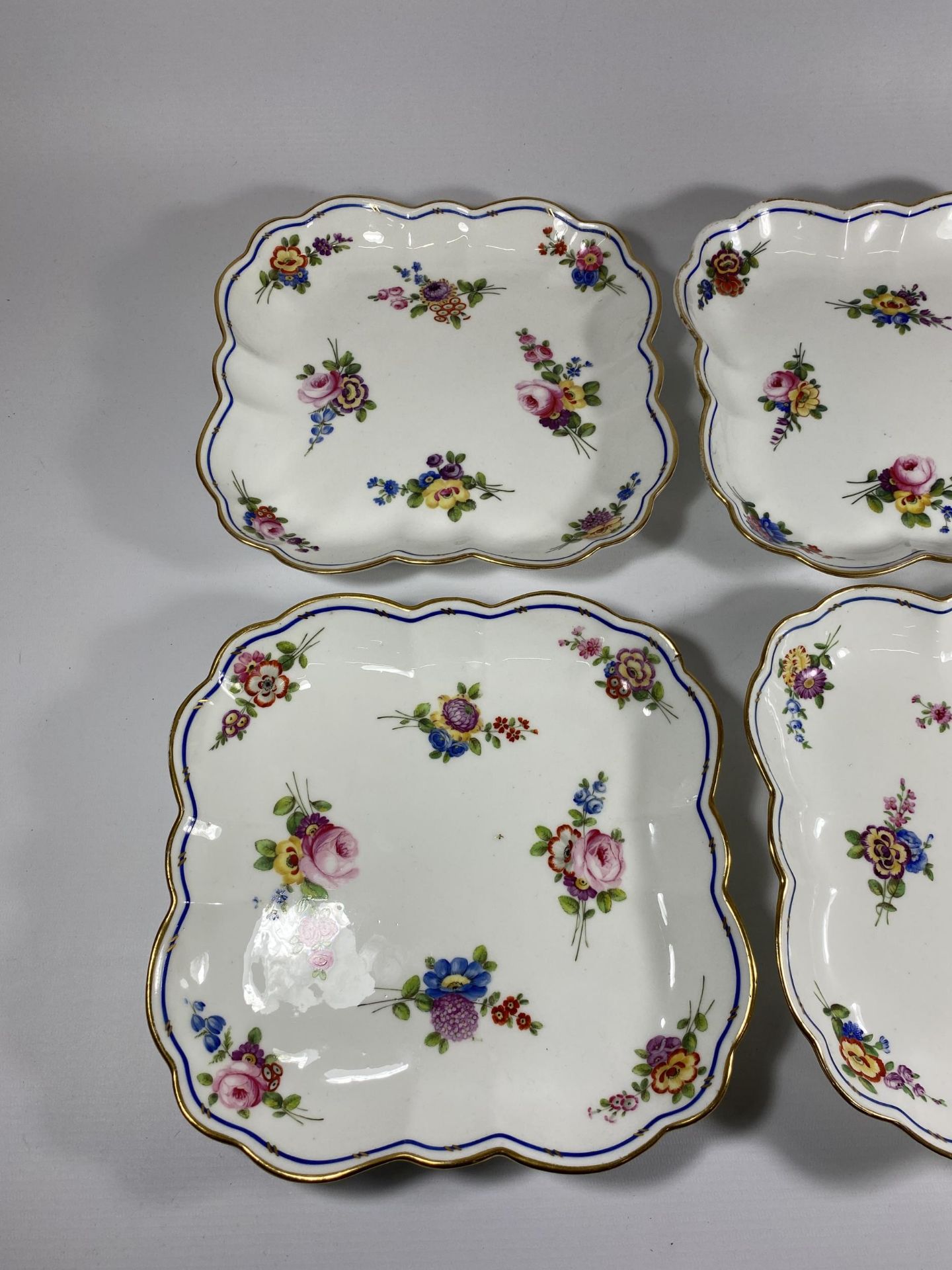A SET OF FOUR C.1820 NANTGAWR PORCELAIN HAND PAINTED DISHES, DIAMETER 23CM - Image 2 of 4