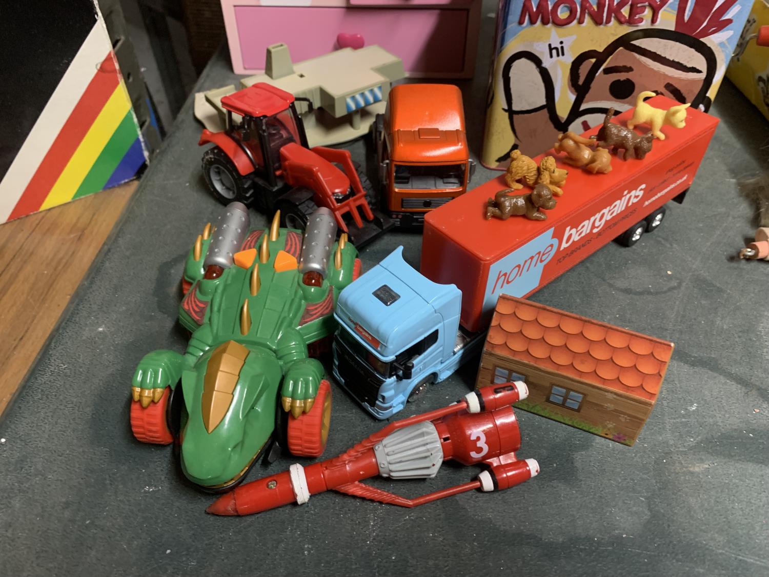 VARIOUS TOYS TO INCLUDE A JACK IN A BOX, VEHICLES, CANDY BABAES CHEST ETC - Image 3 of 3