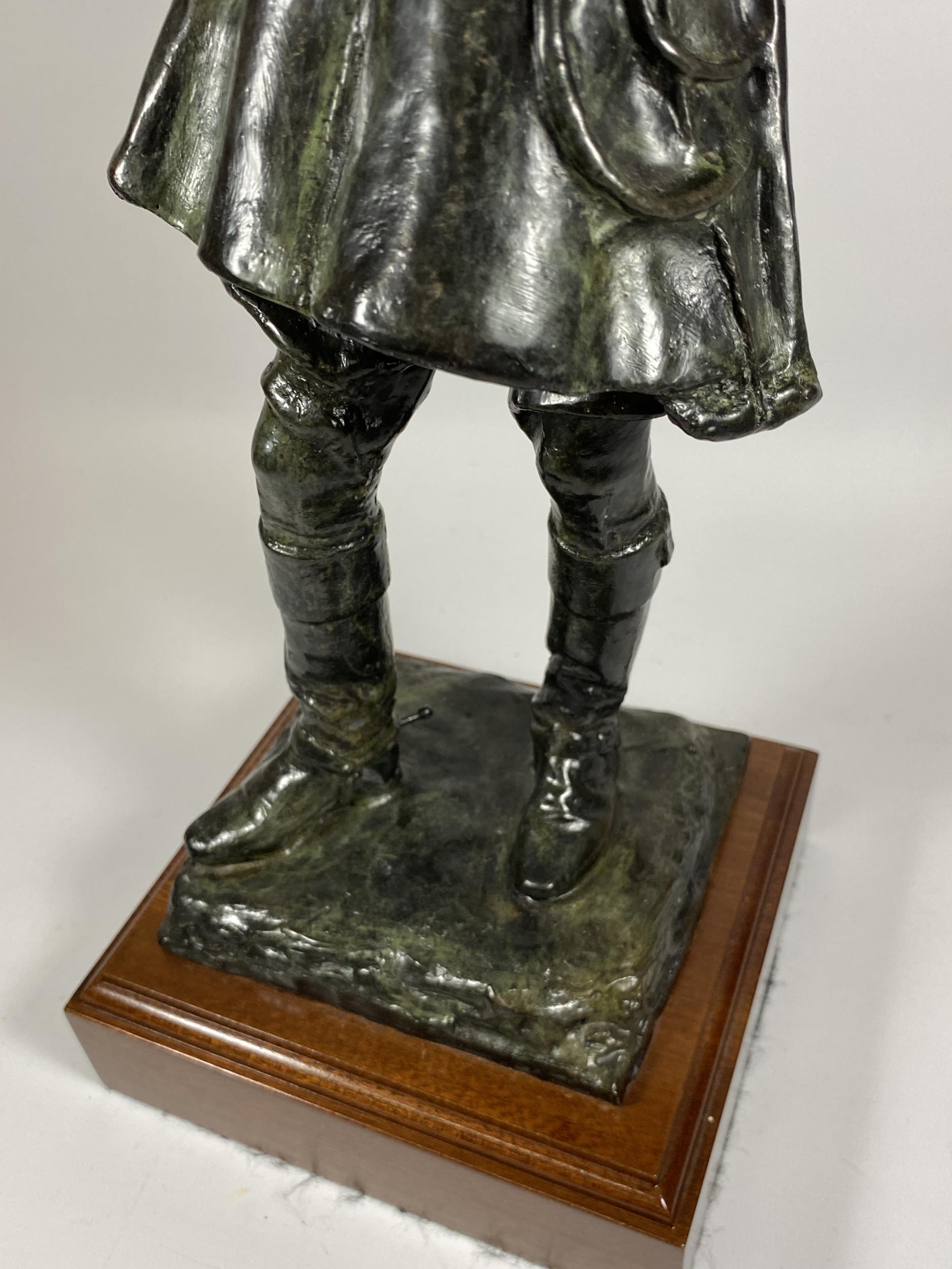 EDWIN WHITNEY SMITH (1880-1952) - A LARGE PATINATED BRONZE MODEL OF A HUNTSMAN ON WOODEN PLINTH - Image 3 of 5