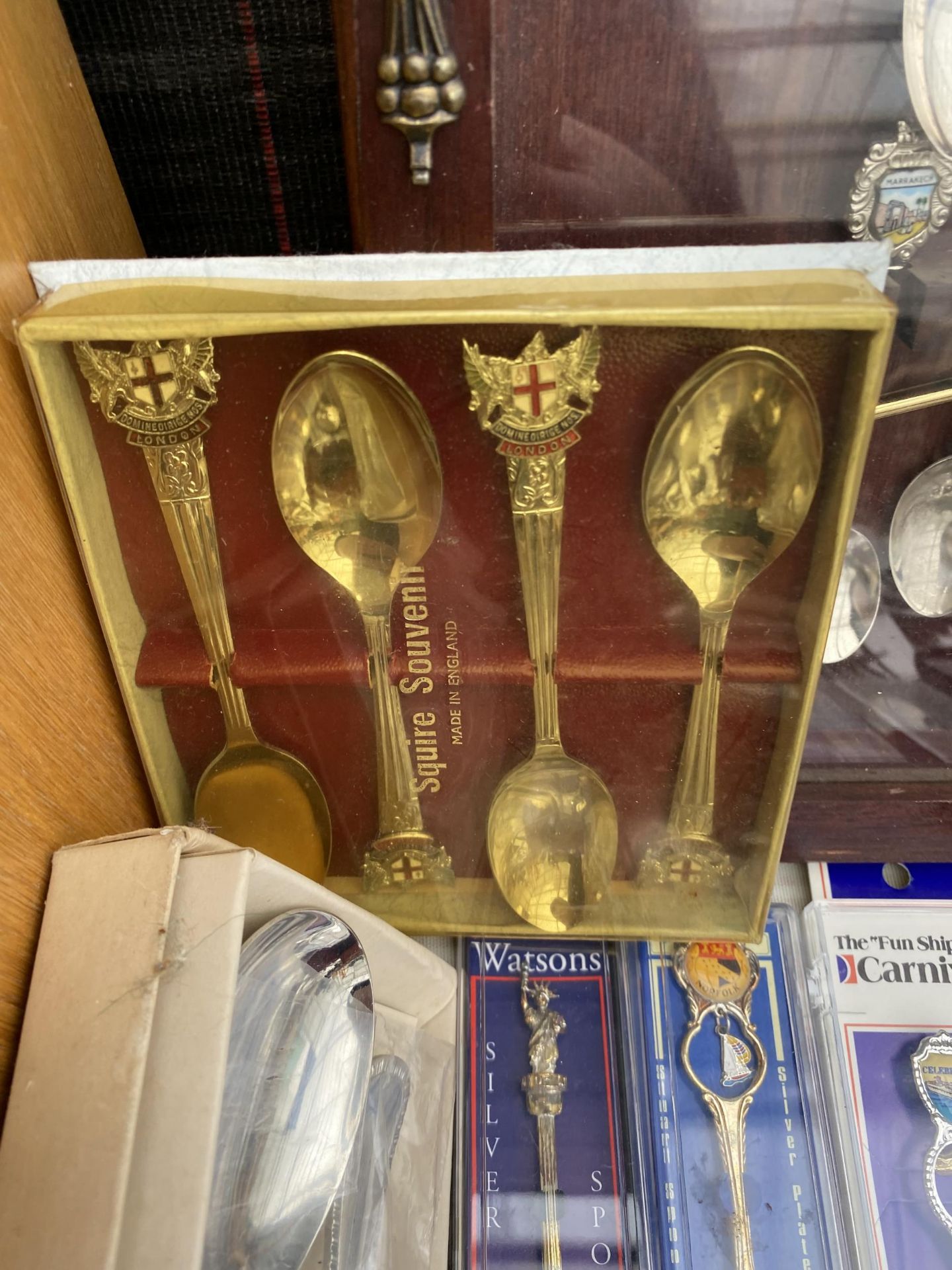 AN ASSORTMENT OF FLATWARE TO INCLUDE KNIVES, MEAT FORKS AND COLLECTORS SPPONS TO ALSO INCLUDE A - Image 3 of 5
