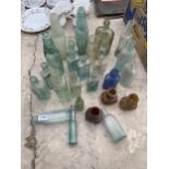 AN ASSORTMENT OF VINTAGE GLASS BOTTLES TO INCLUDE SOME BEARING NAMES