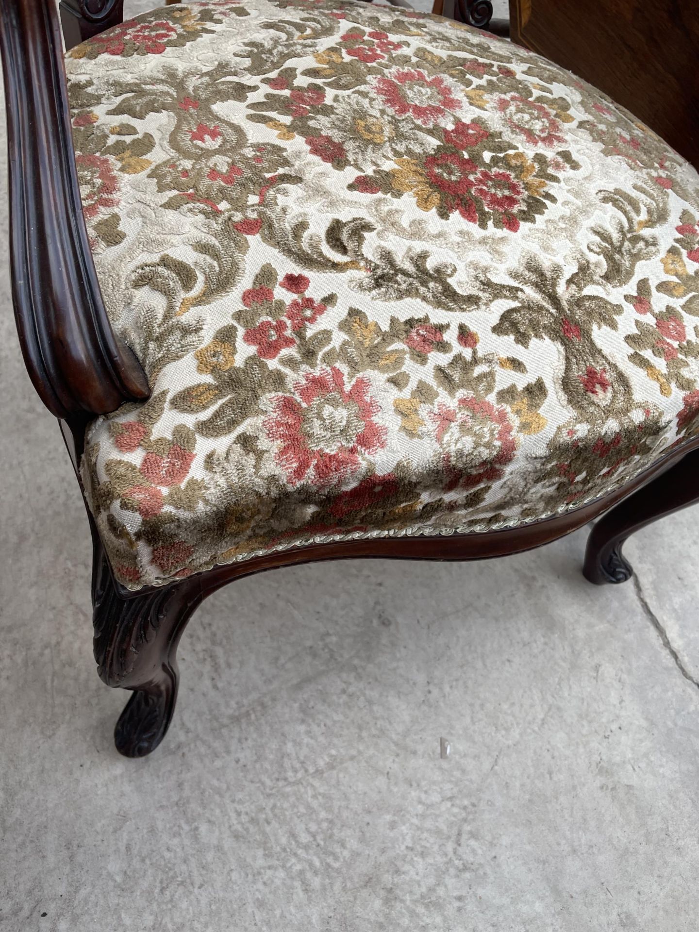 A VICTORIAN MAHOGANY OPEN ARMCHAIR ON CABRIIOLE LEGS WITH CARVED FOLIATE BACK - Image 3 of 3