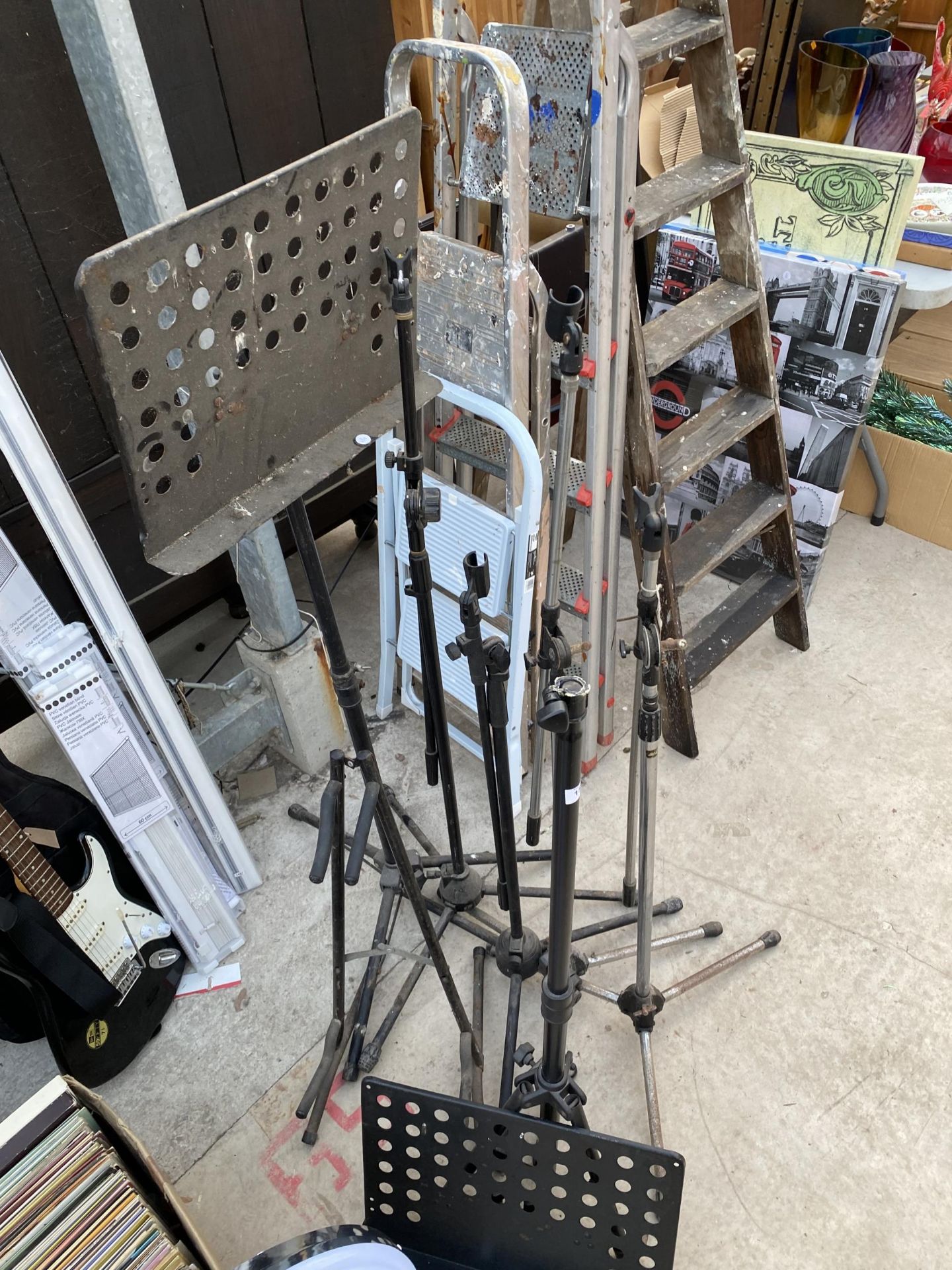 AN ASSORTMENT OF MUSICIANS STANDS TO INCLUDE MICROPHONE AND MUSIC STANDS ETC