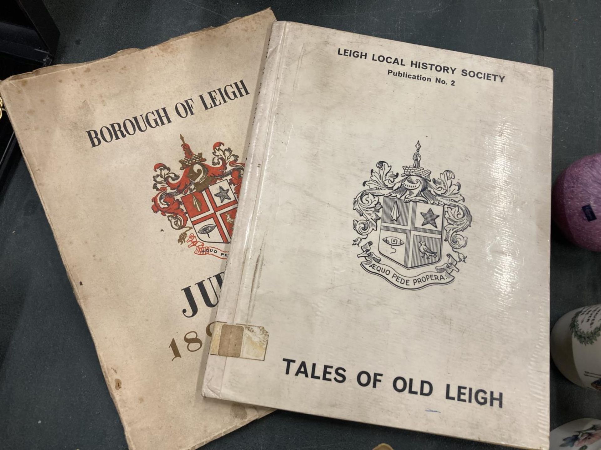 A QUANTITY OF VINTAGE BOOKS, ETC RELATING TO LEIGH - Bild 5 aus 5