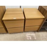 A MODERN OAK EFFECT PAIR OF BEDSIDE CHESTS, 16" WIDE EACH