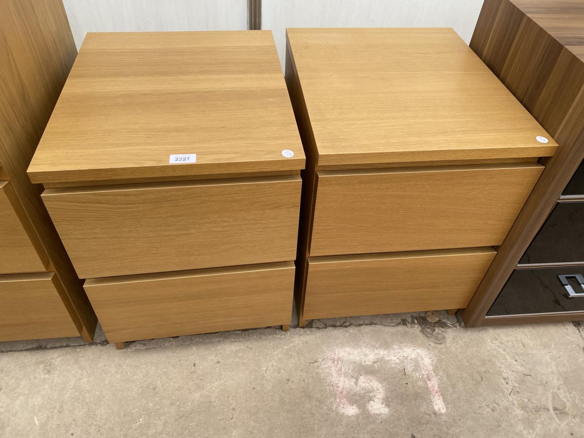 A MODERN OAK EFFECT PAIR OF BEDSIDE CHESTS, 16" WIDE EACH