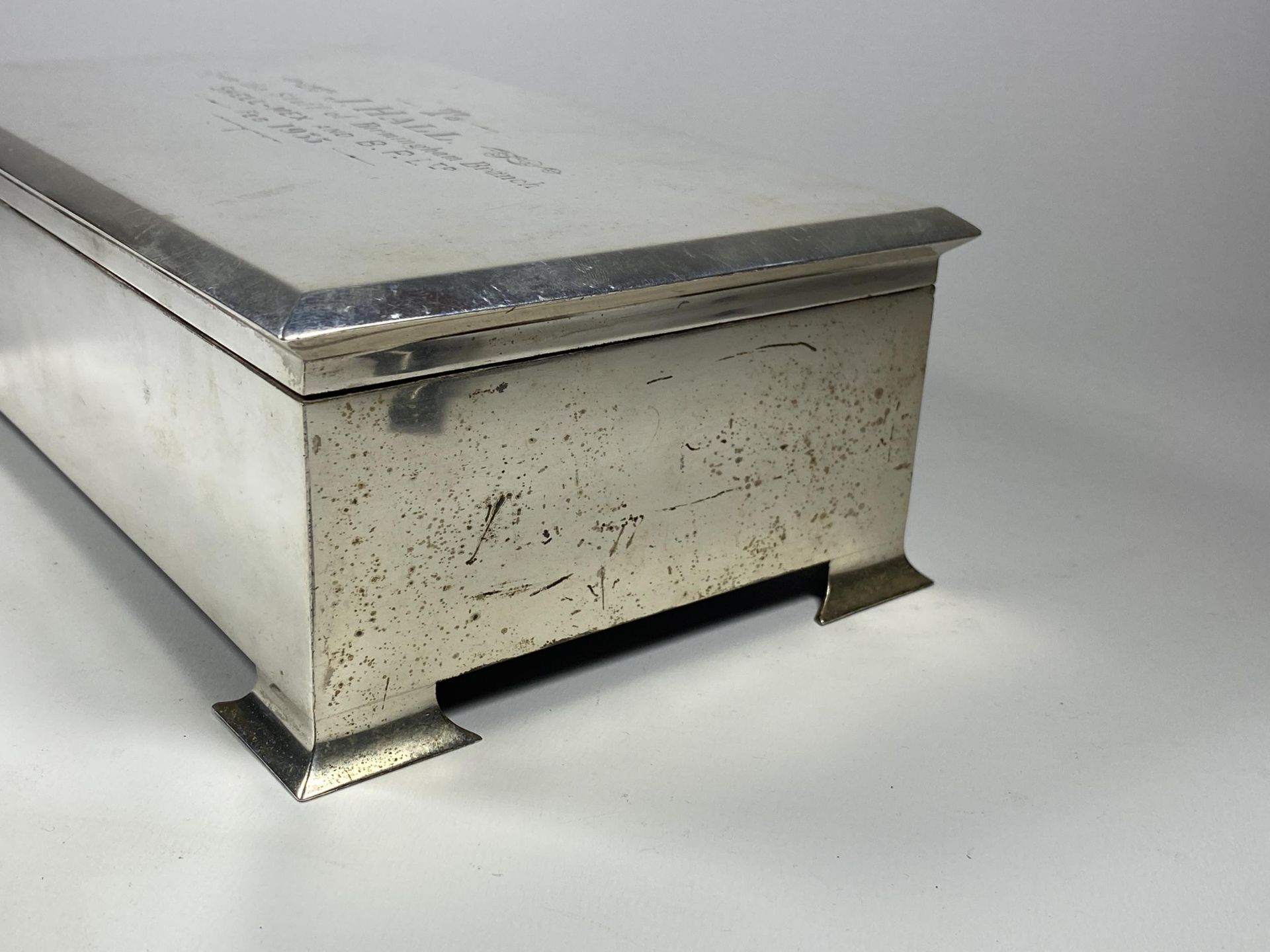 AN ART DECO 1930'S HALLMARKED BIRMINGHAM SILVER OVER-SIZED CIGARETTE BOX WITH SHELL-MEX & B.P - Image 4 of 7