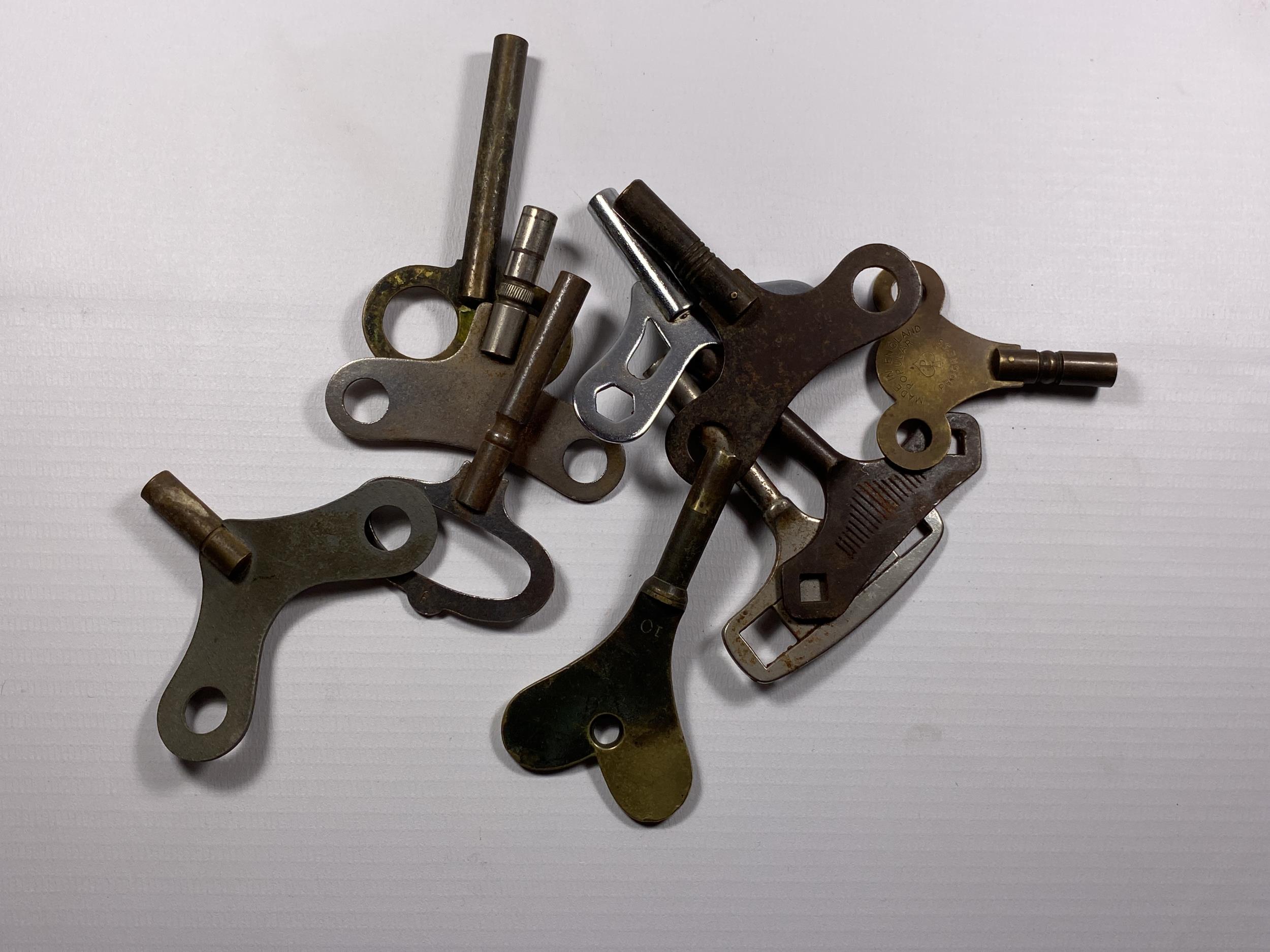 A BAG OF ASSORTED OLD KEYS