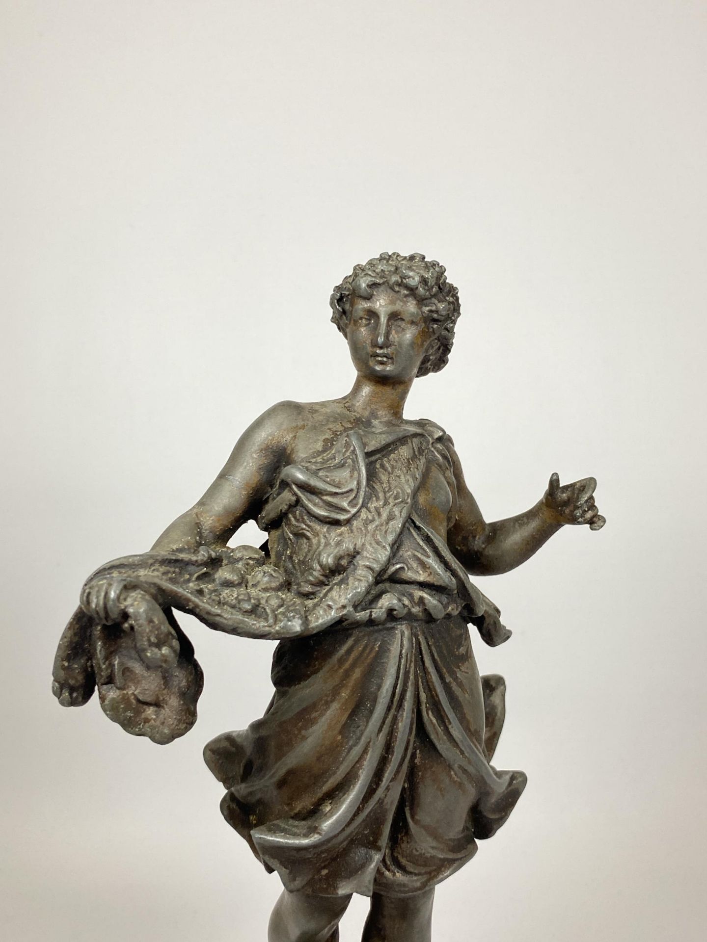 A SPELTER MODEL OF A ROMAN FIGURE ON WOODEN BASE, HEIGHT 27CM - Bild 2 aus 3