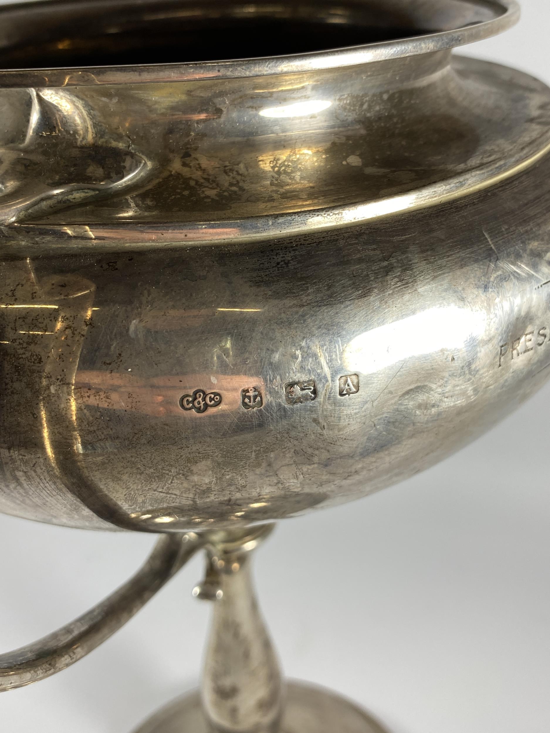 A LARGE GEORGE V SOLID SILVER TWIN HANDLED LIDDED TROPHY CUP, HALLMARKS FOR COLLIS & CO, - Image 7 of 7