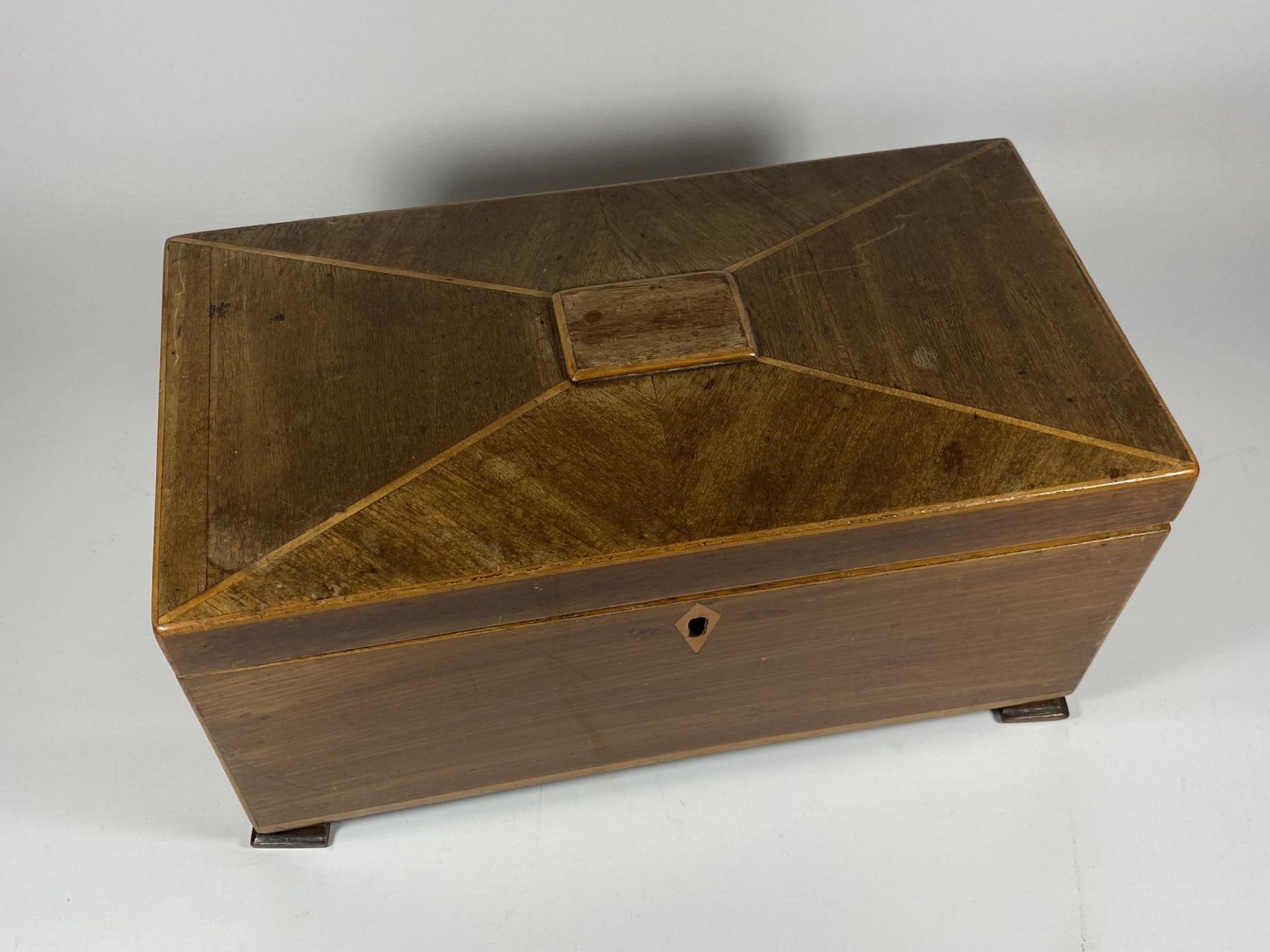 A 19TH CENTURY SATINWOOD TEA CADDY TOGETHER WITH ASSORTED VINTAGE LEATHER GLOVES, HEIGHT 15CM - Image 2 of 3