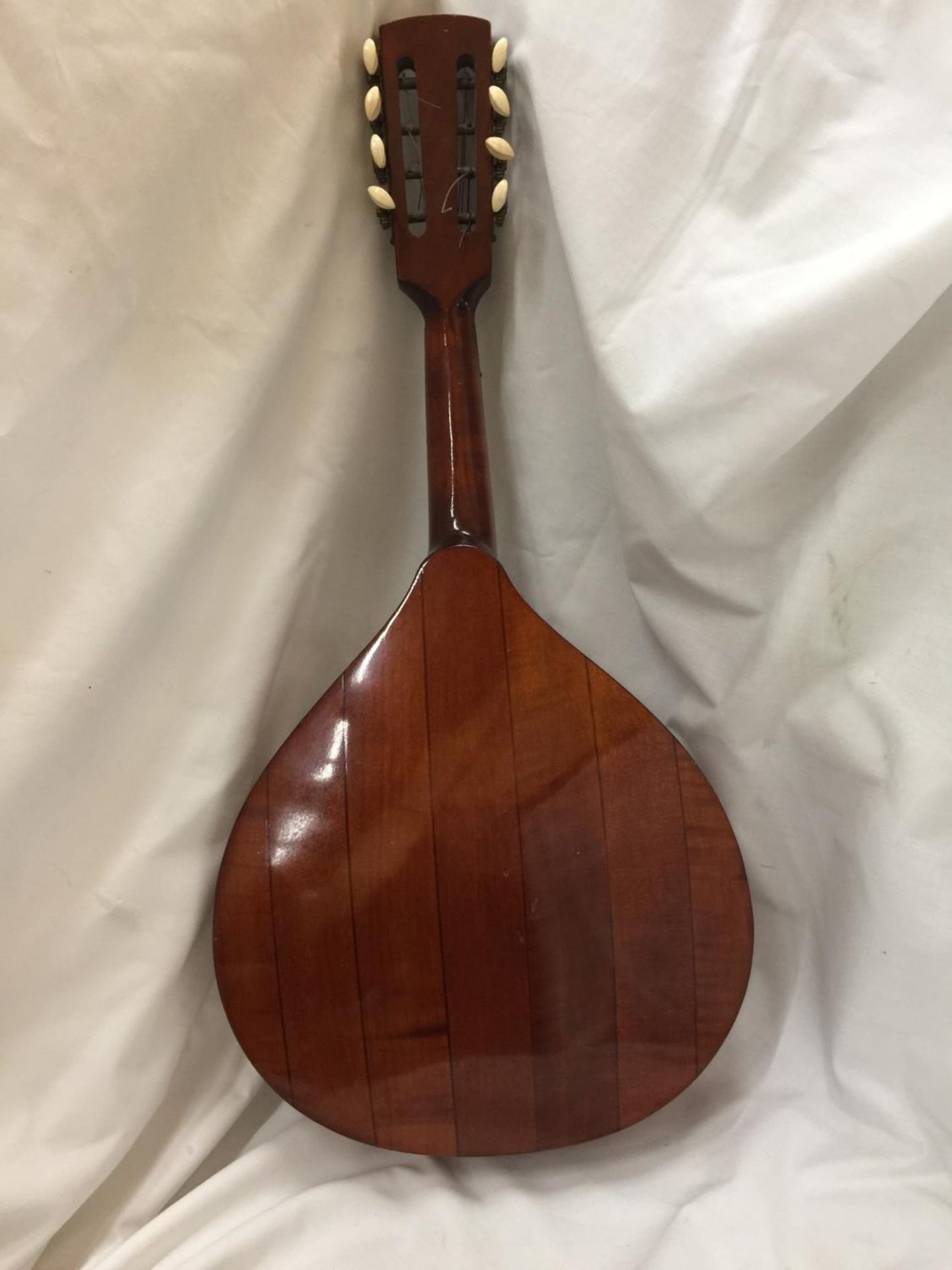 A VINTAGE INLAID MANDOLIN WITH A PLECTRUM - Bild 5 aus 5