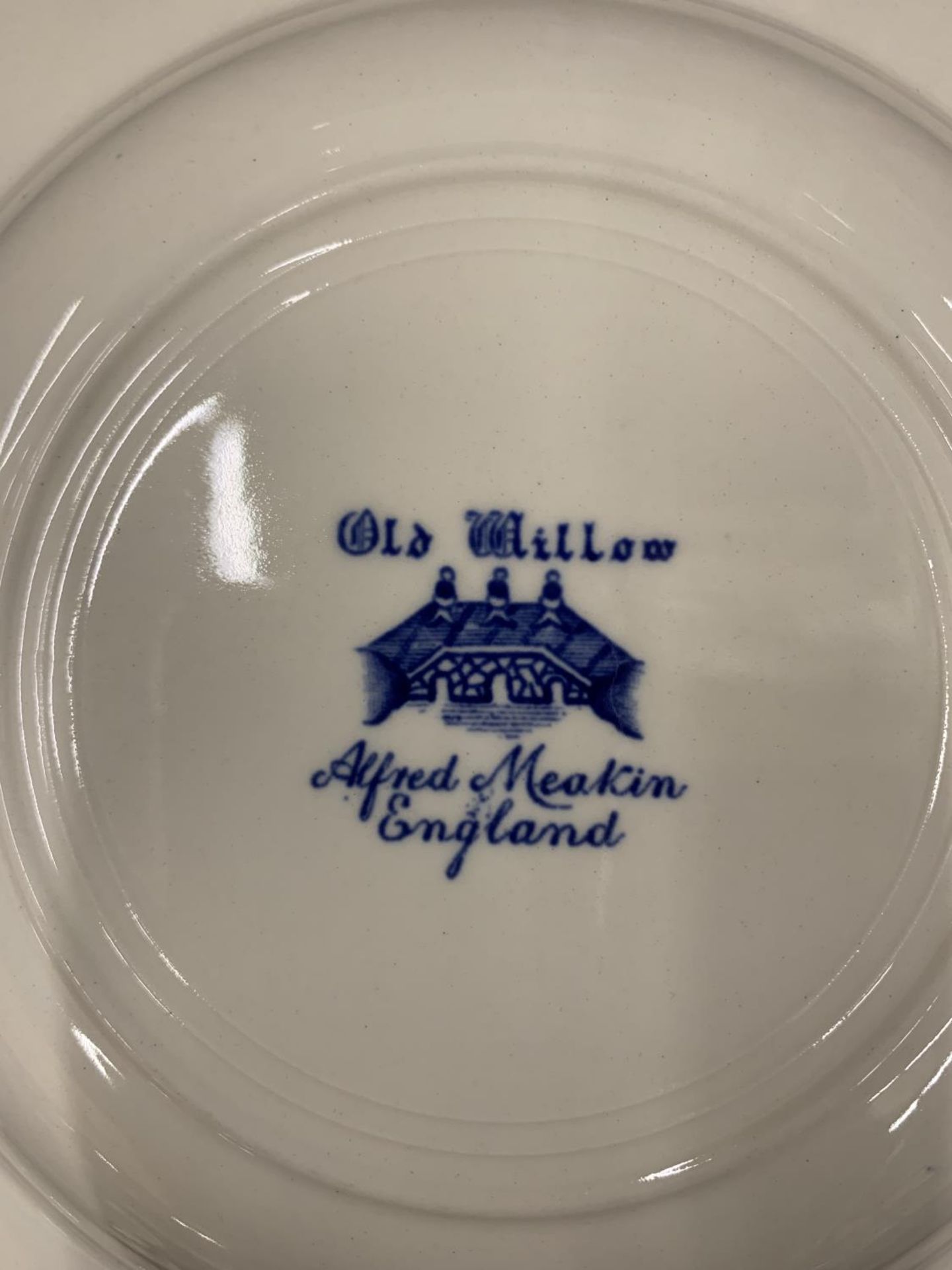 A QUANTITY OF ALFRED MEAKIN 'OLD WILLOW' BLUE AND WHITE PLATES AND BOWLS - Image 3 of 3