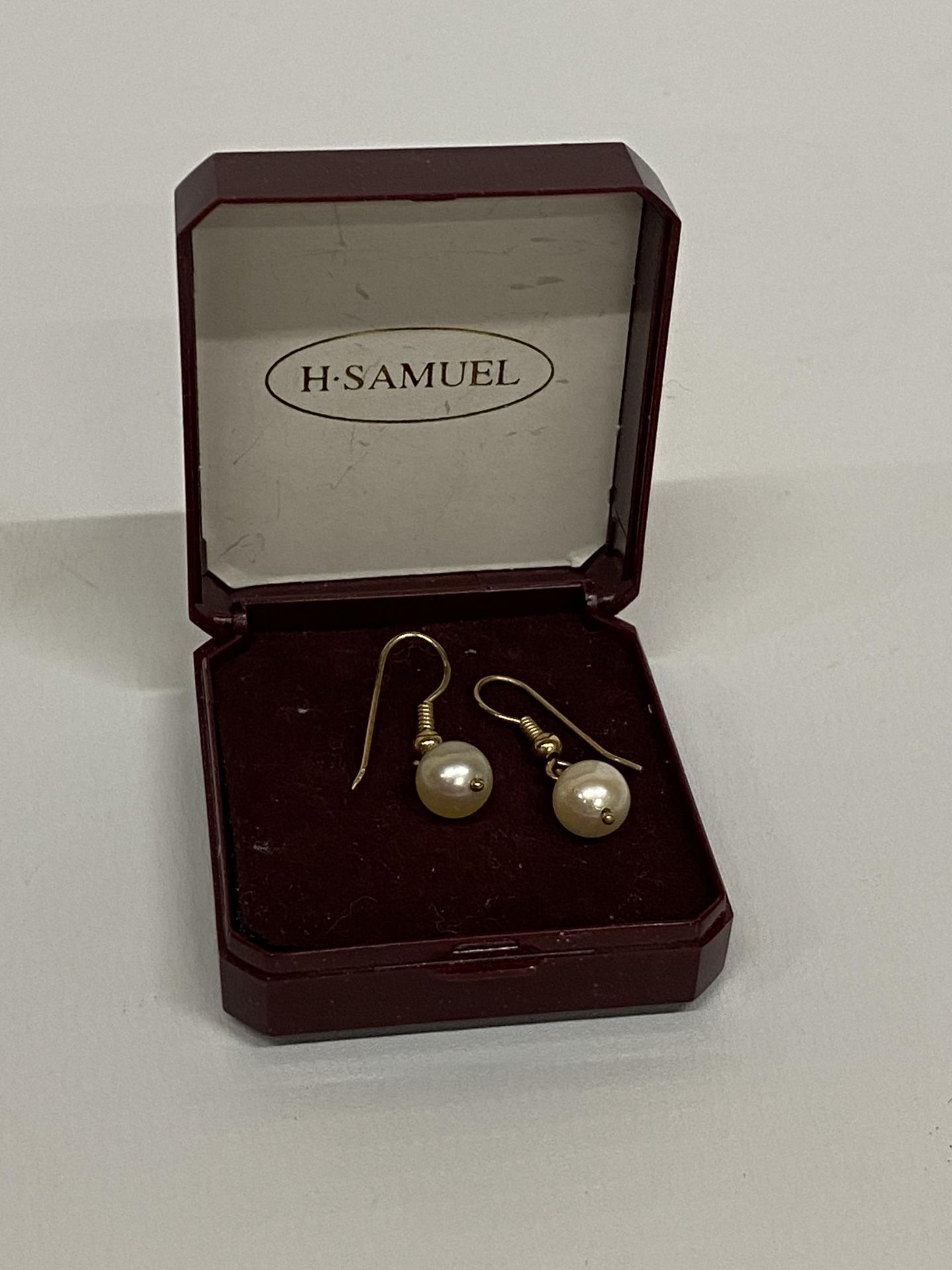 A PAIR OF YELLOW METAL, BELIEVED 9CT GOLD, PEARL EARRINGS