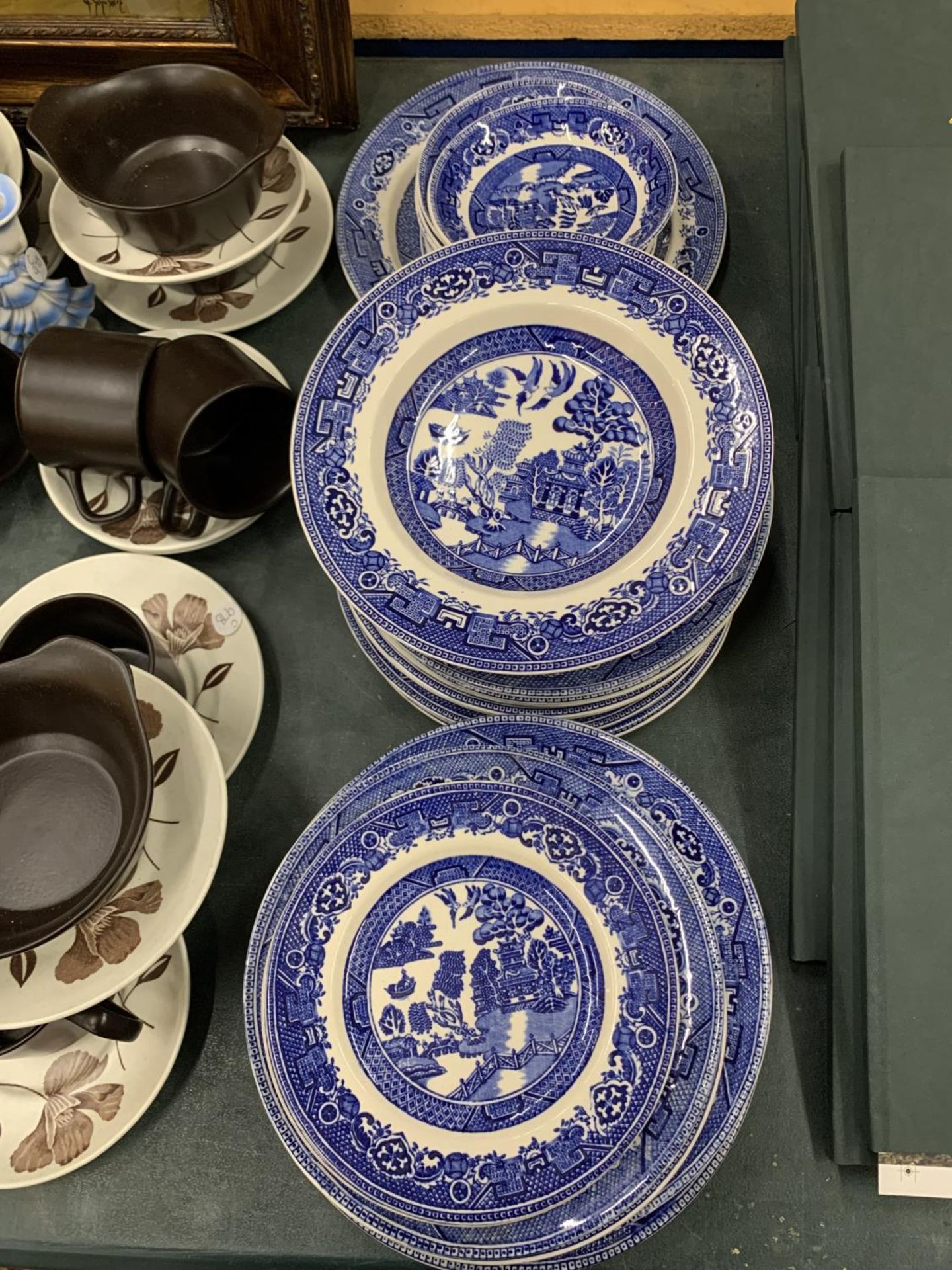 A QUANTITY OF ALFRED MEAKIN 'OLD WILLOW' BLUE AND WHITE PLATES AND BOWLS