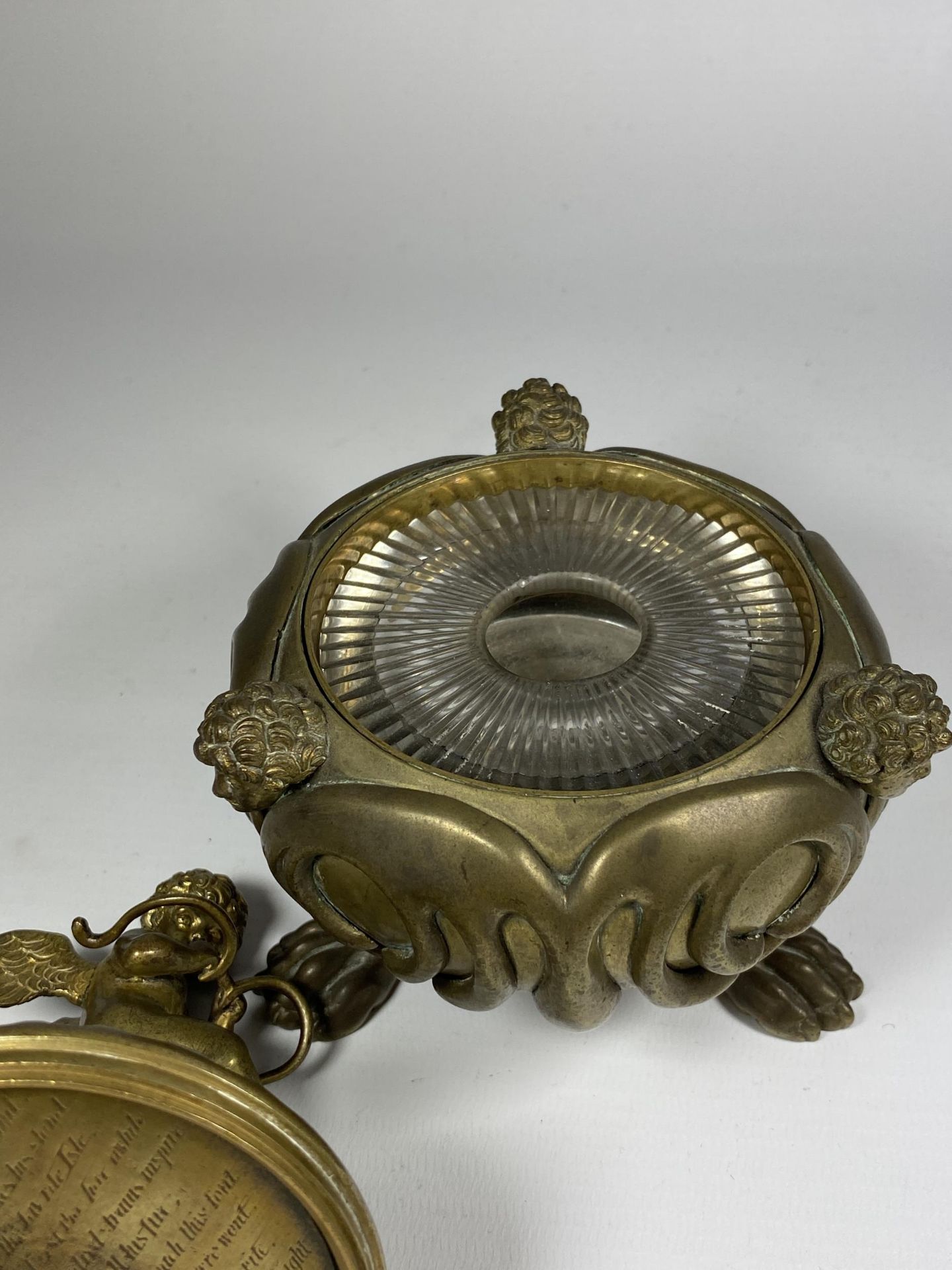 A 19TH CENTURY BRASS PETRARCH'S INKSTAND WITH CHERUB DESIGN, INSRIBED TO UNDERISDE OF LID - Image 5 of 5