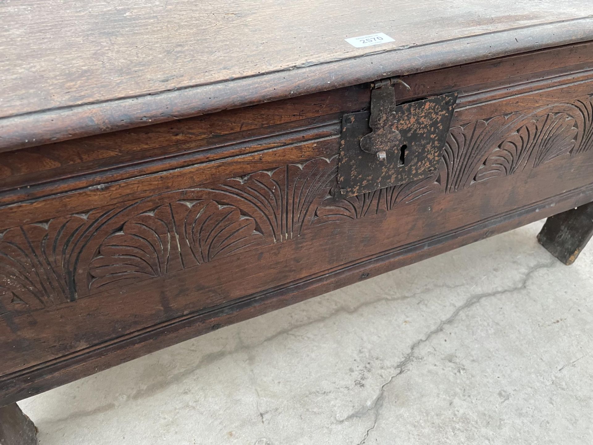 A GEORGIAN OAK SWORD CHEST WITH CARVED FRONT, 38X13" - Image 4 of 5