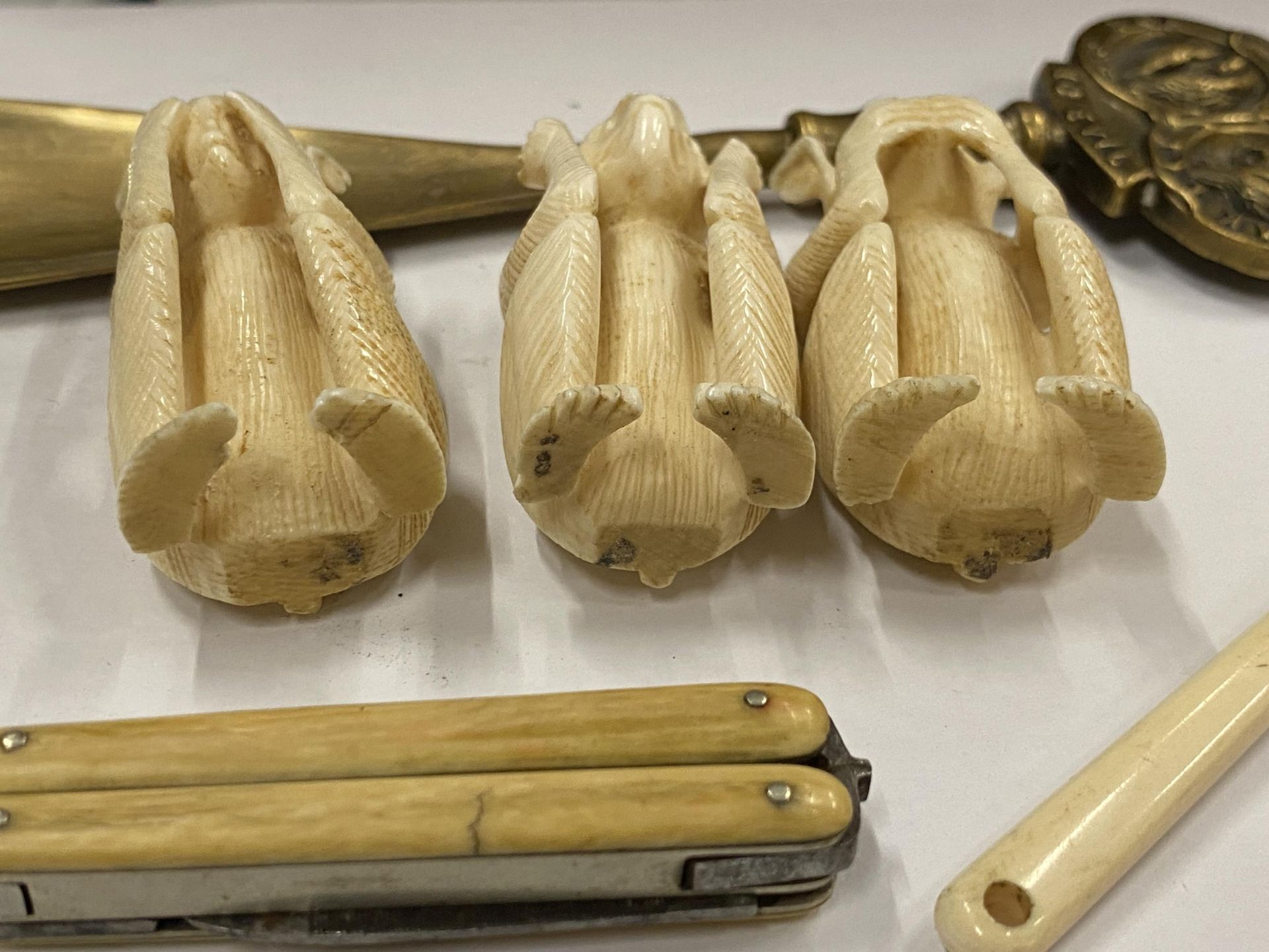 A SET OF THREE BONE SEE NO, HEAR NO, SPEAK NO EVIL MONKEYS, BONE PENKNIFE, HAMMER AND BRASS SHOW - Image 3 of 3