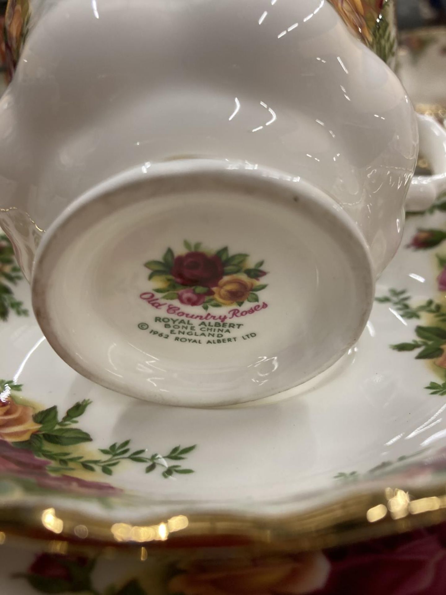 A QUANTITY OF ROYAL ALBERT 'COLD COUNTRY ROSES' TO INCLUDE CUPS, SAUCERS, SIDE PLATES, A CREAM - Bild 4 aus 4