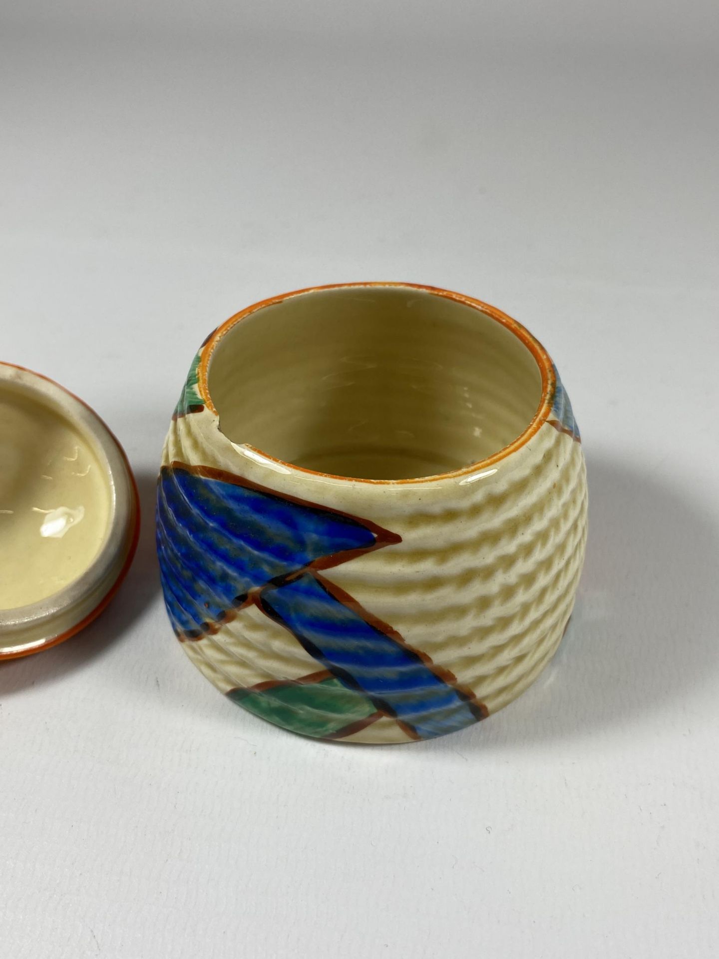 A CLARICE CLIFF CERAMIC HONEY POT IN THE 'FANTASQUE' PATTERN (CHIP TO RIM) - Image 3 of 4